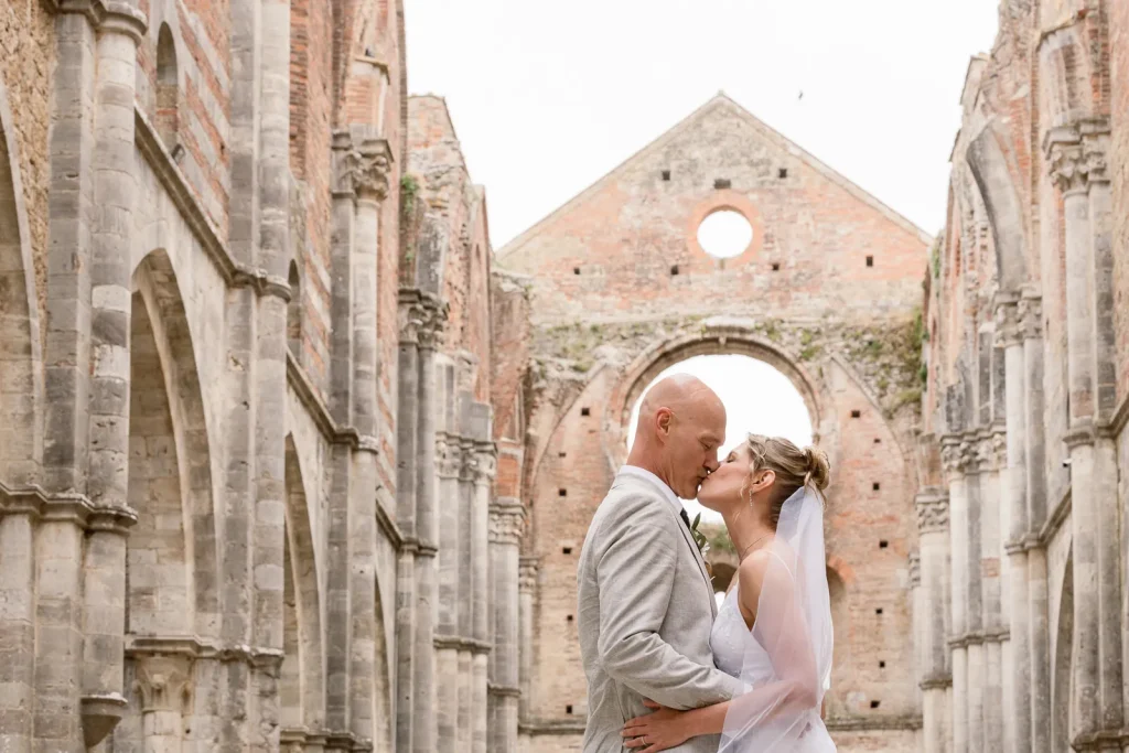 Tuscany Elopement - wedding photographer tuscany - San galgano abbey - Italian wedding photos